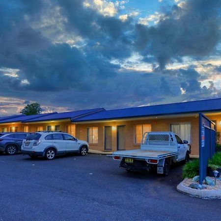Edward Parry Motel And Apartments Tamworth Bagian luar foto