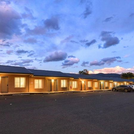 Edward Parry Motel And Apartments Tamworth Bagian luar foto