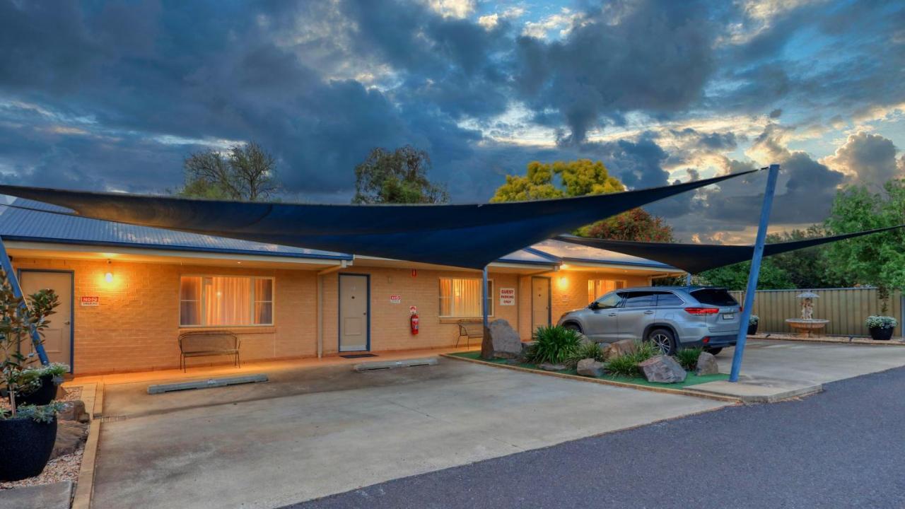 Edward Parry Motel And Apartments Tamworth Bagian luar foto