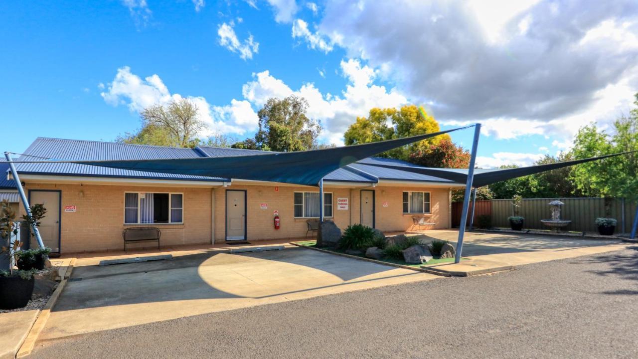 Edward Parry Motel And Apartments Tamworth Bagian luar foto