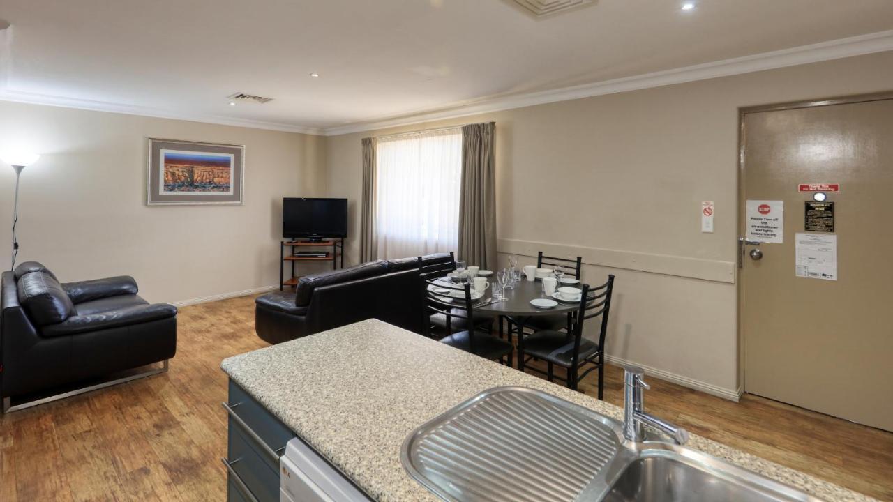 Edward Parry Motel And Apartments Tamworth Bagian luar foto