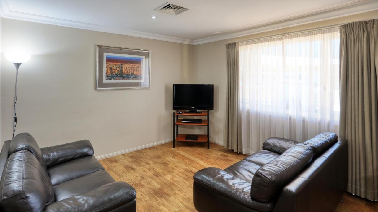 Edward Parry Motel And Apartments Tamworth Bagian luar foto