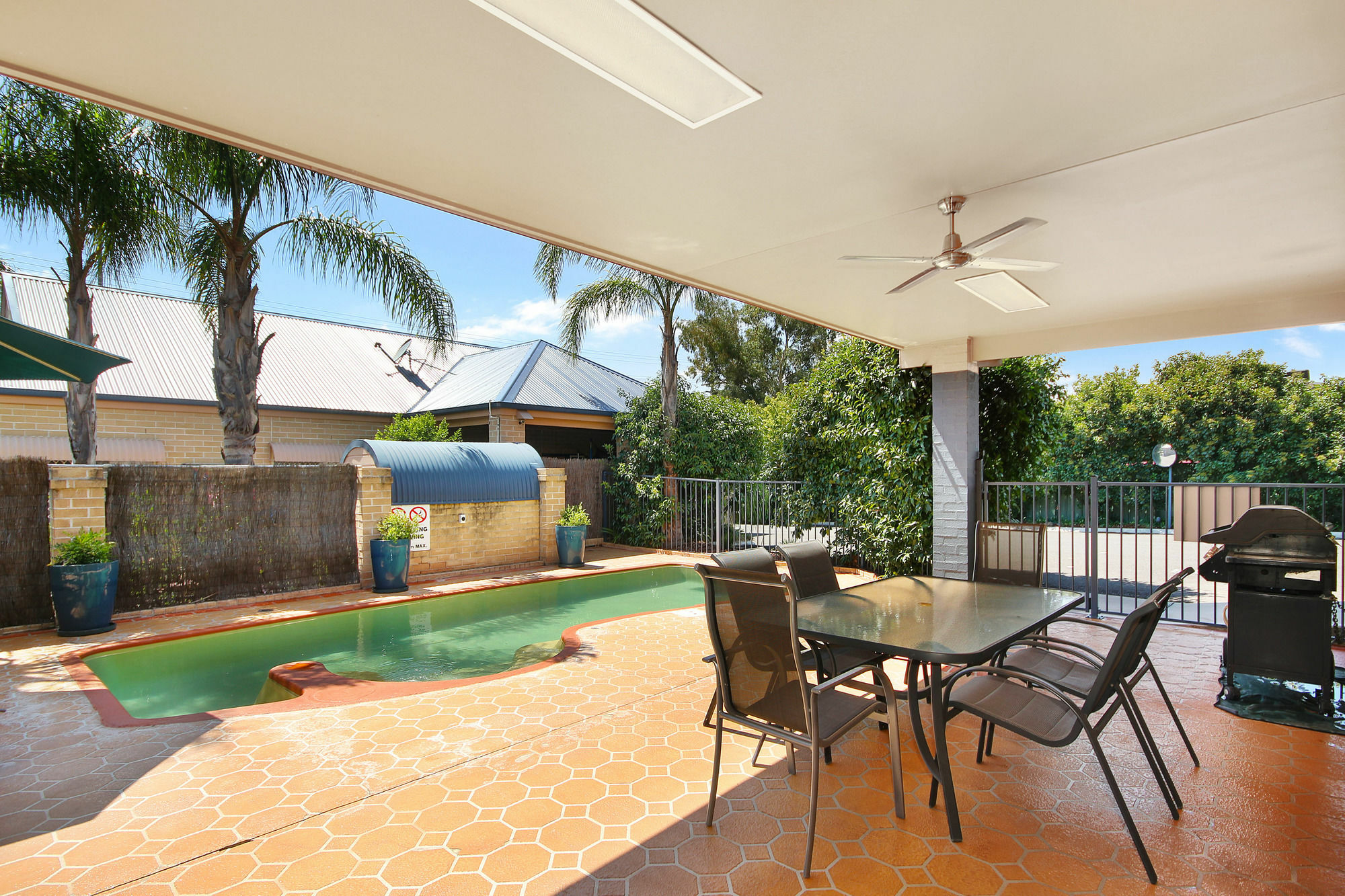 Edward Parry Motel And Apartments Tamworth Bagian luar foto