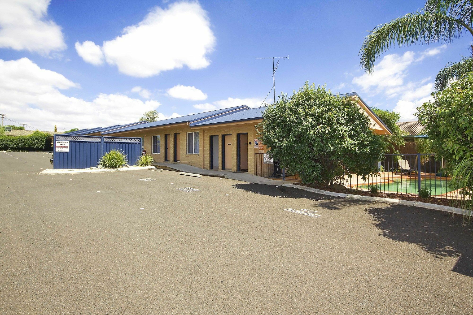 Edward Parry Motel And Apartments Tamworth Bagian luar foto